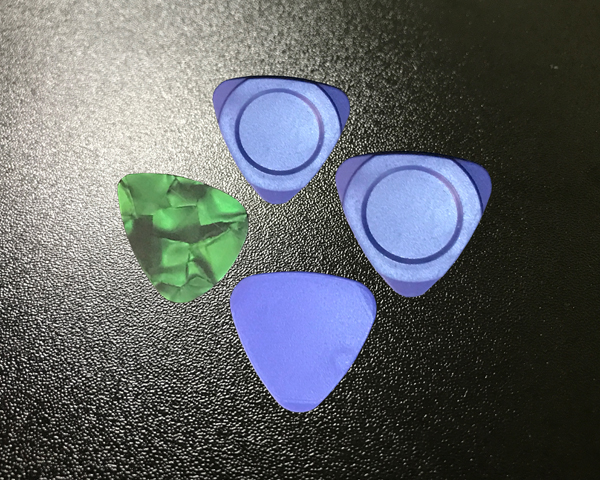 Plastic_guitar_picks